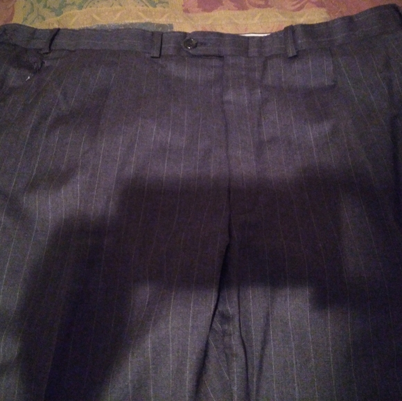 A Dark Gray Pinstripe 2Button 50L Suit. 44/32 Pleated Pants w Cuff. - Picture 3 of 4